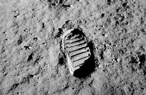 THE 10 MOST IMPORTANT PHOTOGRAPHS IN HISTORY 1. Footprint on The Moon, 1969 Astronaut Neil Armstrong