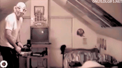 sixpenceee:  A compilation of halloween pranks! Anyone really getting into the spirit? Here’s my previous compilation. Also here’s my halloween tag  (Source)