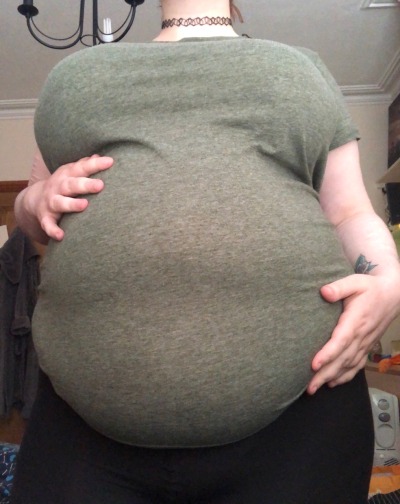 feed-me-feedee-deactivated20200:i literally ate an hour ago and my belly still feels