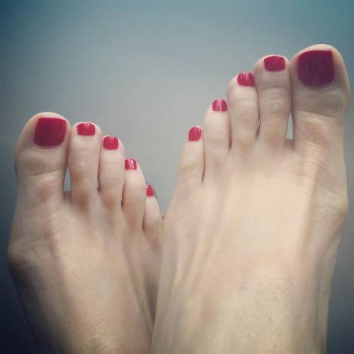 stellaliberty: Morning red..#pedicure #toes #footmodel #instafeet #beautifulfeet
