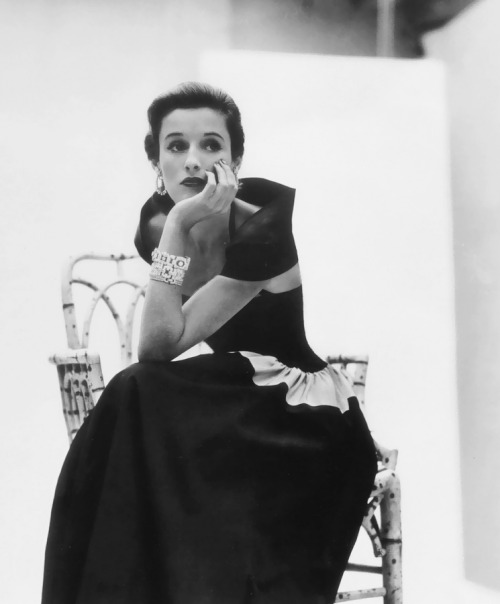 wehadfacesthen:American socialite, style icon and Vogue editor Barbara “Babe” Cushing Mortimer Paley