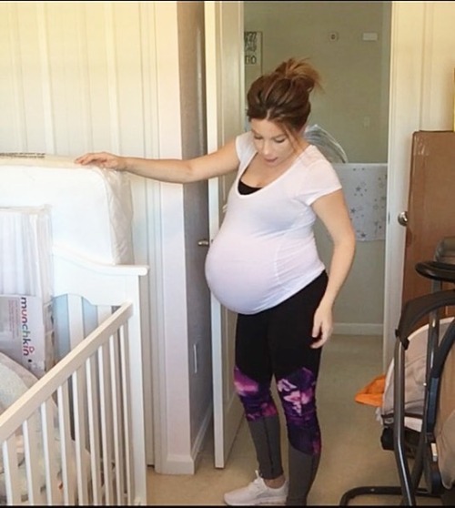readytogrowandglow: bigbulgebinge: So filled…. I’m lightheaded Complete 100% belly goal