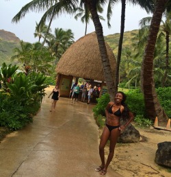 chocolatefitspo:Abs are made in the kitchen but meant to show off outside ! 🙋🏾 laurennoralph  #Hawaii #chocolateANDProud