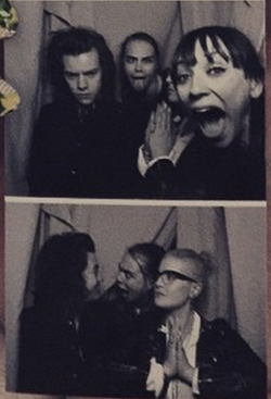 harrystylesdaily: Close up - Harry with Cara, Kelly and Rashida 