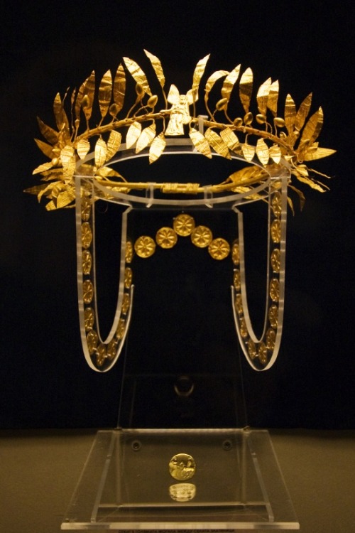 sartorialadventure:Gold wreath of a Thracian aristocrat (ca. 4th century BCE) from Golyamata Mogila 