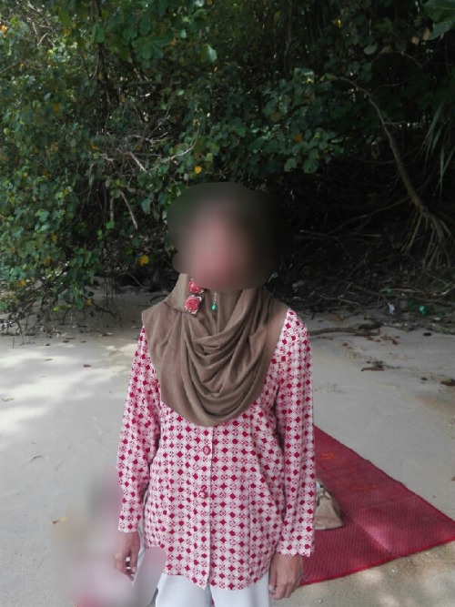 jandara1980:Sapa suka tgk malay milf bertudung nude outdoor…dia minta 500 reblog& like baru bole