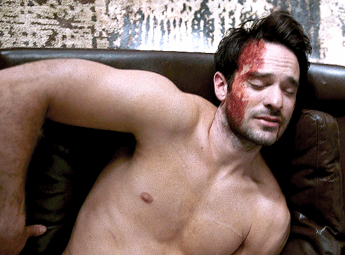 chrishemswrth:  DAREDEVIL2x02 “Dogs to adult photos