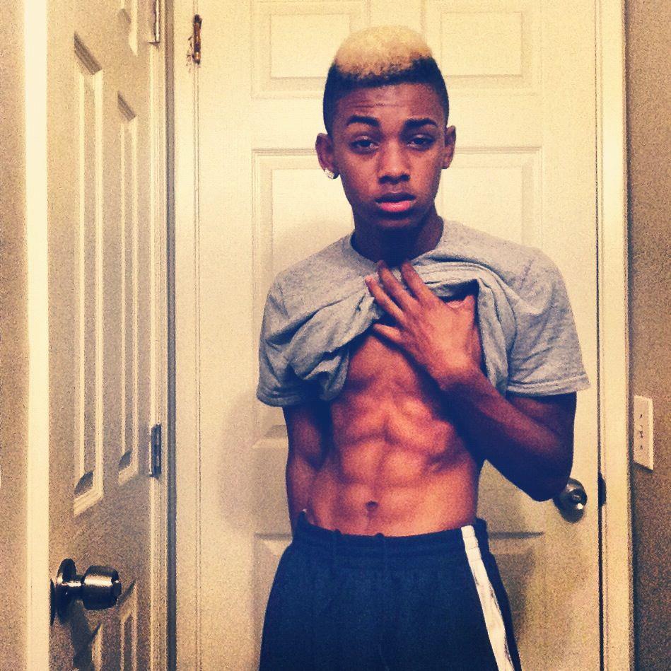 sexyblackboys4u2:  sexy Avion 