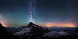 sixpenceee:  “Witnessing  a volcano erupt is on my bucket list, I’m thinking I may just check it  off. Starcano instead! View from North Sister, OR at night.”Photo by OurEarthInFocus 