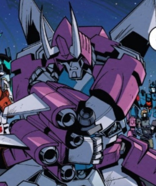 watermeloneverything:Lets talk about how tightly Cyclonus held onto Tailgate when he thought he was 