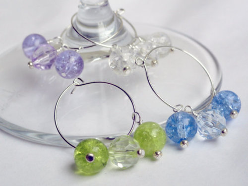 Make your own DIY wine charms! These are so cute and SO easy to make. Click here for the complete in