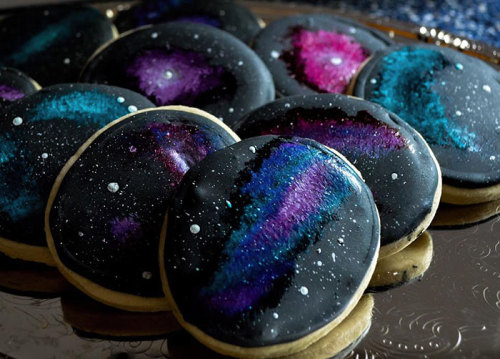 dual-polarity: exile829: uhhhuhhoneeyy: sixpenceee: Galaxy-themed cupcakes and cakes made for a frie