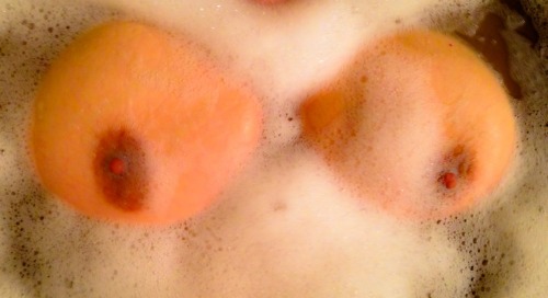 36hbombs:  Titty Tuesday in the tub!
