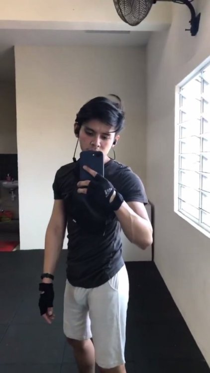 pakcik-kampung: encem x? badan sedap…bulge dia ermmm….terbonjol2…
