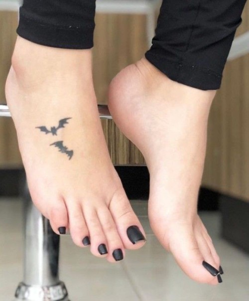 #FeetLovers: #SexyFeet Worth Sharing “ Bat-feet posing #tattooedfeet #footmodel #smellyfeet #b