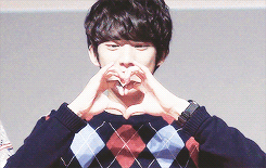 sandeol:  channie making different hearts （●´∀｀）ノ♡ 