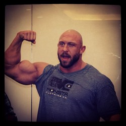 rybackdoorsluts9:  ♥‿♥  Huge Guns!