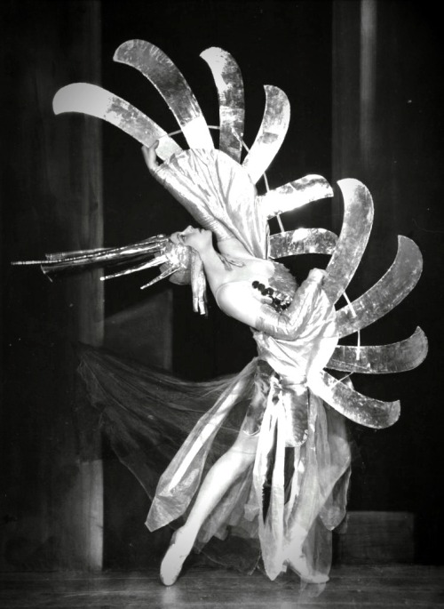mermaidofthepsychedeliclagoon:Tilly Losch dances in the show Wake Up And Dream, 1929