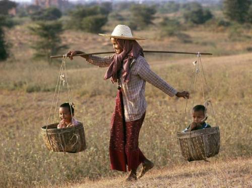 ardora:Olivier Föllmi, Mother with her children, Myanmar, Burma.