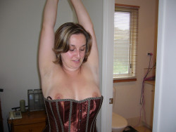 wanktomilfs:  let´s cum on her armpits and