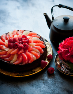 kiyoaki:  (vía Desserts for Breakfast: Grapefruit raspberry flourless chocolate cake) 
