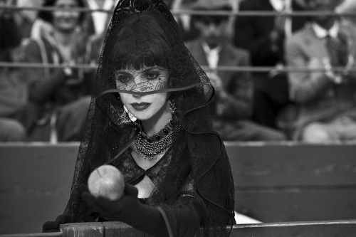 illegaltits:hellotailor:Last year saw two major Snow White blockbusters come and go, and neither of them were good. I was obsessed with the badass-looking Snow White and the Huntsman until I actually saw it, and the reviews for Mirror Mirror were so bad