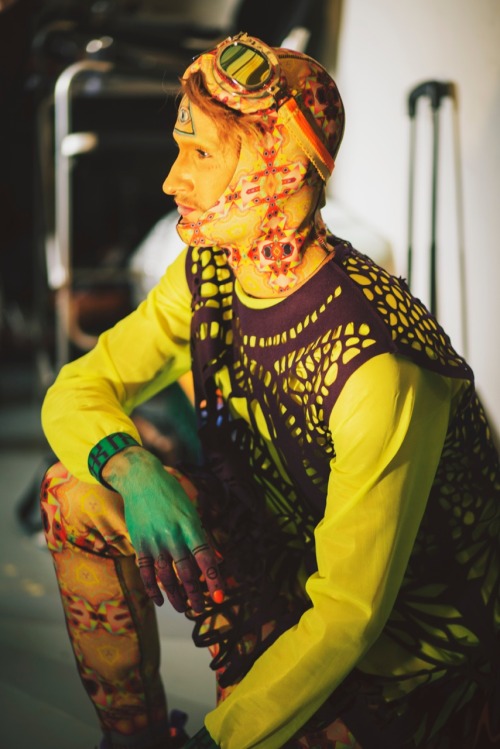 marlo-noni:  Nixi Killick, Melbourne Fashion Festival Holy shit, you guys.  I love the hell out of this.  Sci-fi psychedelic rave fashion! 