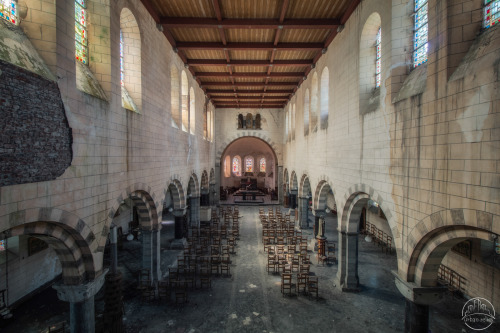 CHURCH OF RAVENThis neo-Romanesque church was designed by a Ghent architect. It has a basilica plan 