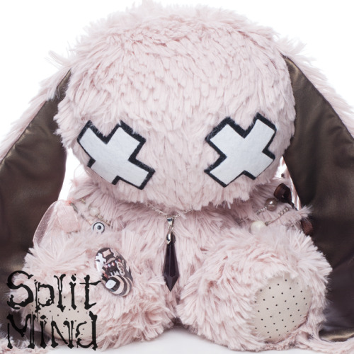 splitmindplush: I love EVERYTHING about this bunny, the soft mauve colour, the metallic olive-green ears, the texture combination and the contrast <3 This Bunny is still available in my etsy store:www.etsy.com/shop/splitmind 