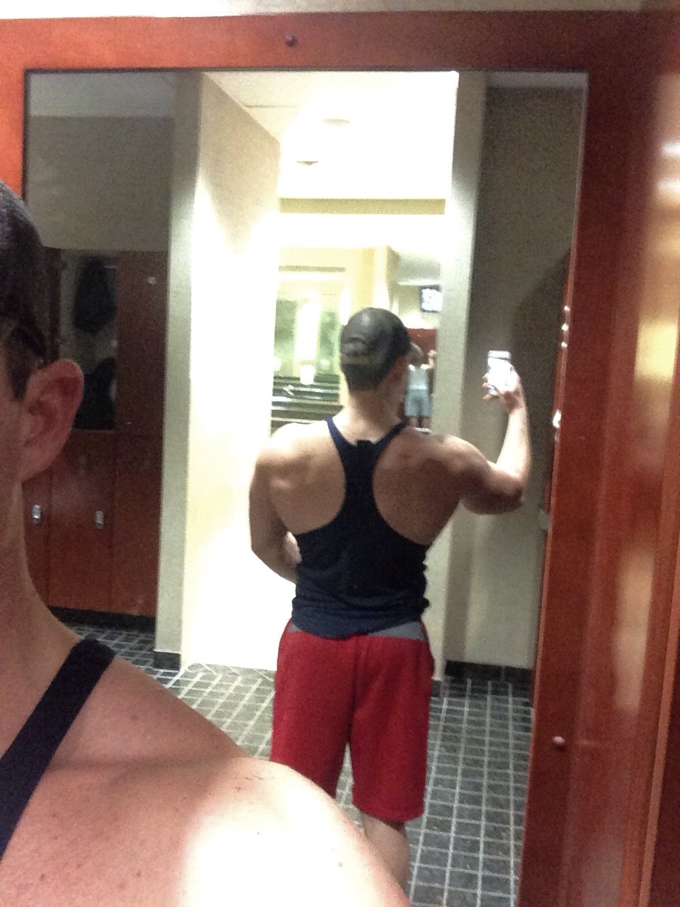 Bad lighting. But I smashed them lats today. Tryin to get that V taper.