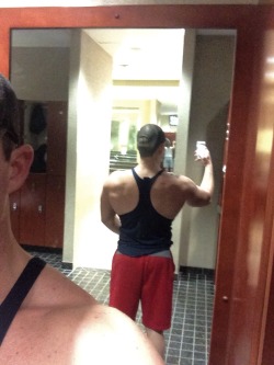 Bad Lighting. But I Smashed Them Lats Today. Tryin To Get That V Taper.