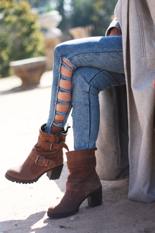 Camel coat + biker boots + denim cut-out leggings? Simply WOW! (by Carolina from www.thefrenchfries.