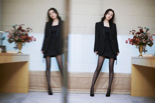 Chinese actress Yang Mi in black pantyhose.杨幂