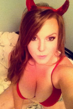 whiskeystainedeyes:  I’m a horny little devil these days…   X Red