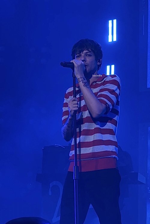 louistomlinsoncouk: Louis on stage in Bogotá, Colombia - 3/6