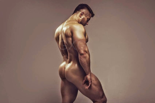 sexymusclebeast7:  langlitzhercules:  Leo Bartenev   Wow! Great artistry - and a pretty big dude, to boot!