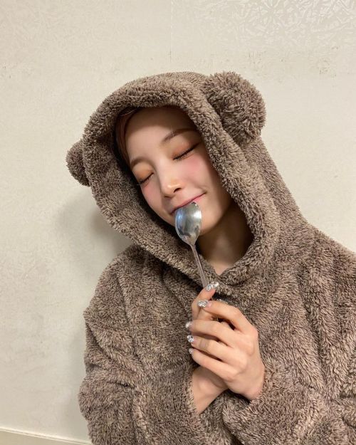 babeseungmin:220515Rocket Punch Instagram Update [#DailyYeonhee] This bear lost her strawberries..