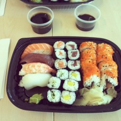 kathy-sophie:  mein pausen-essen &gt; dein pausen-essen #skool #sushi #maki #nigiri #insideoutsideroll