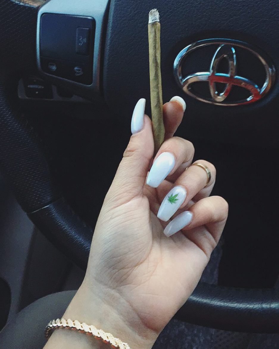 loveweedinabong:  https://loveweedinabong.tumblr.com/pipesandbongs