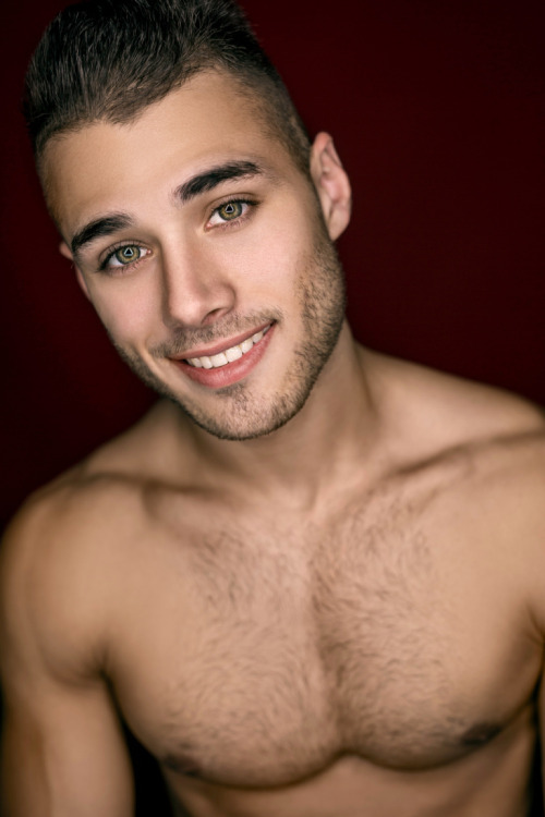 dealed:the best dealed guysdealed.tumblr.comSo Damn Hot & Sexy
