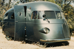 midcenturymodernfreak:  1937 Hunt Housecar One of several very unique early housecars built by Hollywood cinematographer Roy Hunt between 1935 and 1945. - Via