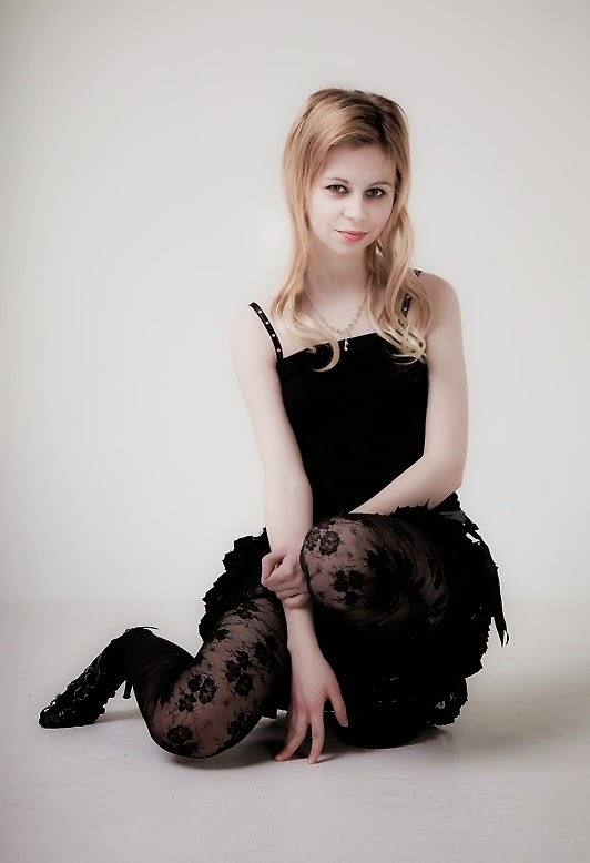 fashion-tights:  Little black dresshttp://monic-dzej.blogspot.com/2014/04/little-black-dress.html