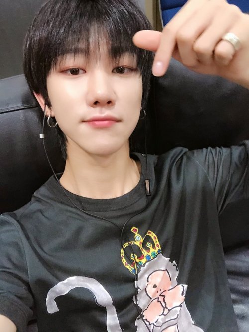 180802 Seventeen Twitter Update [17’S] 여름인 것도 깜빡 하게 만드는 봄바람 같은 살랑살랑 핑크틴 청량에 러블리까지 더한 무대로 캐럿들 설