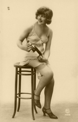 vintagemarlene:  vintage risque postcard, circa 1920s (www.summertime75.wordpress.com) 