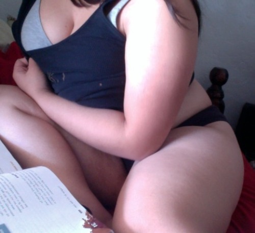 random-chubby-curves:  I was studying this morning but then I got distracted with my chubb! :) 