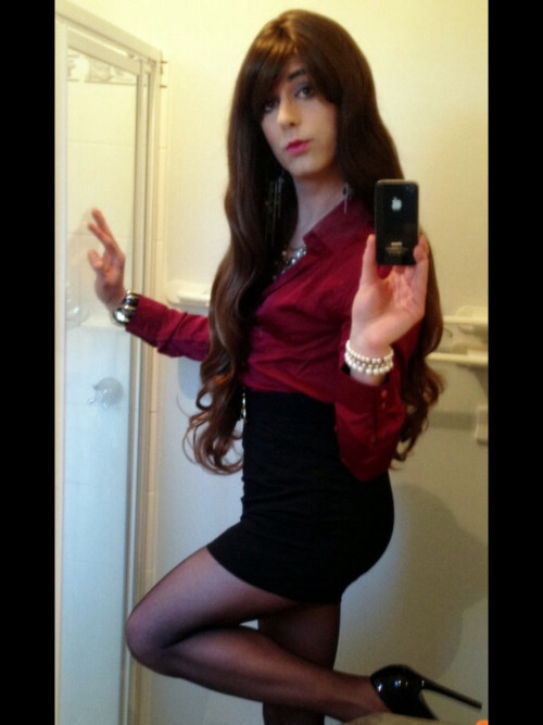 vickitv:  Love her blouse by Emma Davies  She&rsquo;s hot