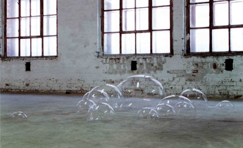 littlelimpstiff14u2: The Giant Bubbles of Luka Fineisen The work of artist Luka Fineisen seems like 