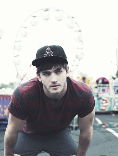 somnus-ferran:  Damn… sus ojos! 