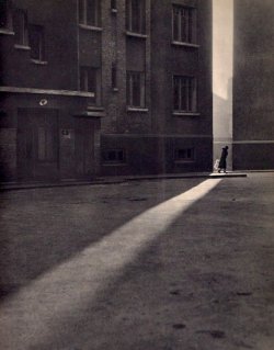 luzfosca: Gilbert de Chambertrand Paris Street, 1930s. Thanks to adanvc 