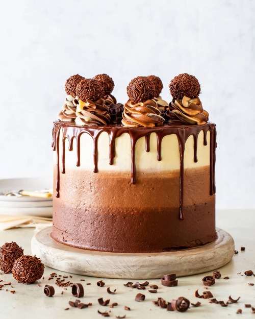 We’re simply in awe of this triple chocolate beaut! Made with love by @theloopywhisk.Love chocolate?